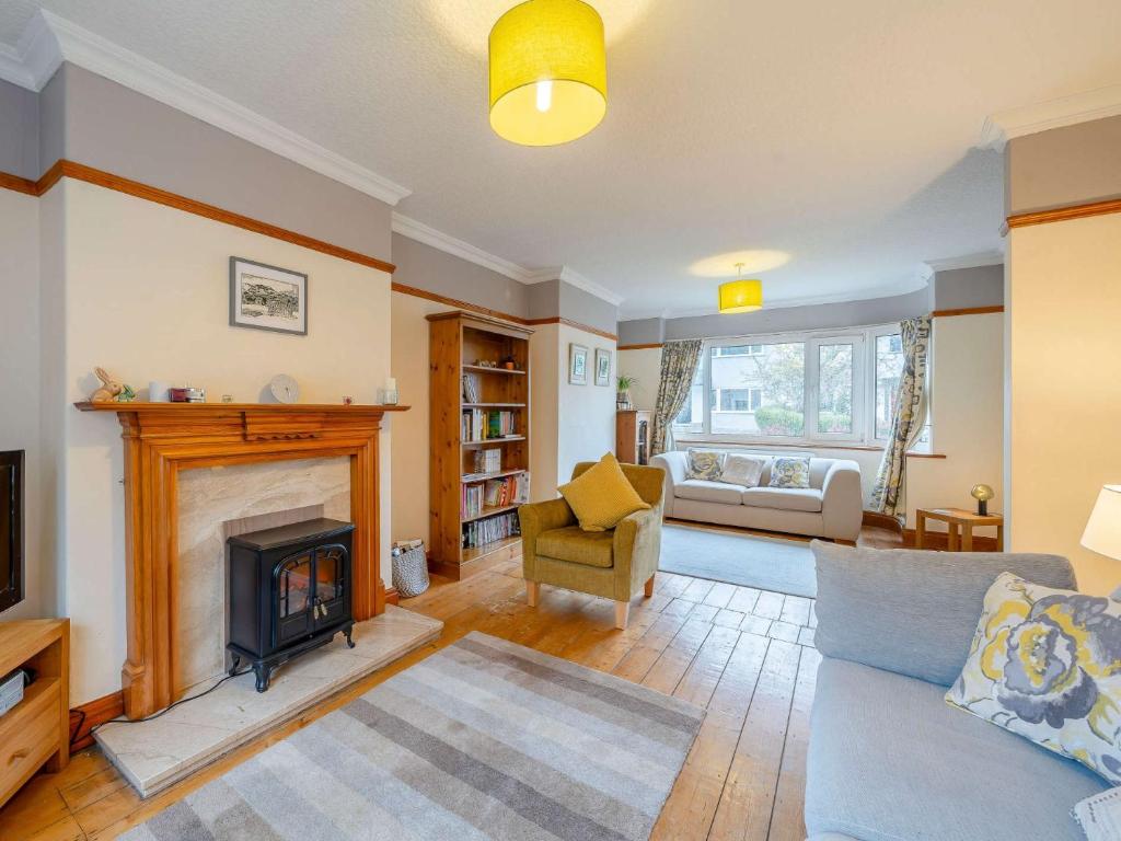 uma sala de estar com lareira e sofá em 2 Bed in Cockermouth 82631 em Cockermouth