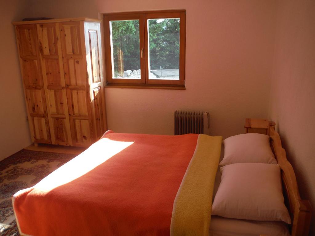 1 dormitorio con cama y ventana en Holiday Home Villa Snježina, en Vlašić