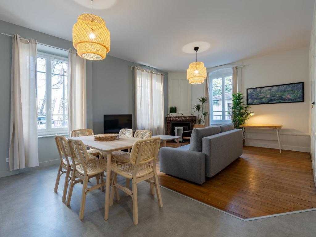 un salon avec une table, des chaises et un canapé dans l'établissement Le cocon urbain Maison, 6 personnes, avec parking proche TRAM ET METRO, à Villeurbanne