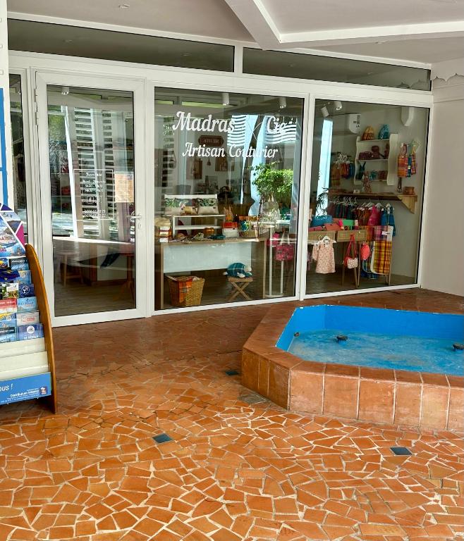 Bazén v ubytování Tropical Cocooning nebo v jeho okolí