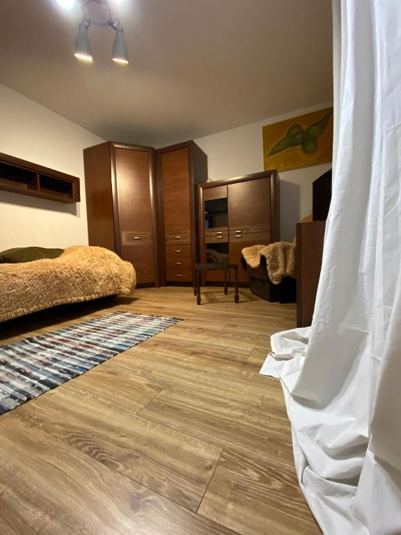 Posteľ alebo postele v izbe v ubytovaní Apartament NOC Z OBRAZEM - balkon - Warszawa Praga