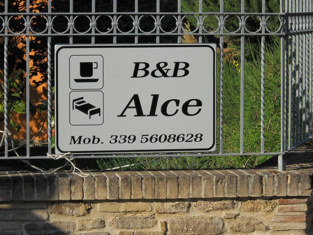 Et logo, certifikat, skilt eller en pris der bliver vist frem på B&B Alce
