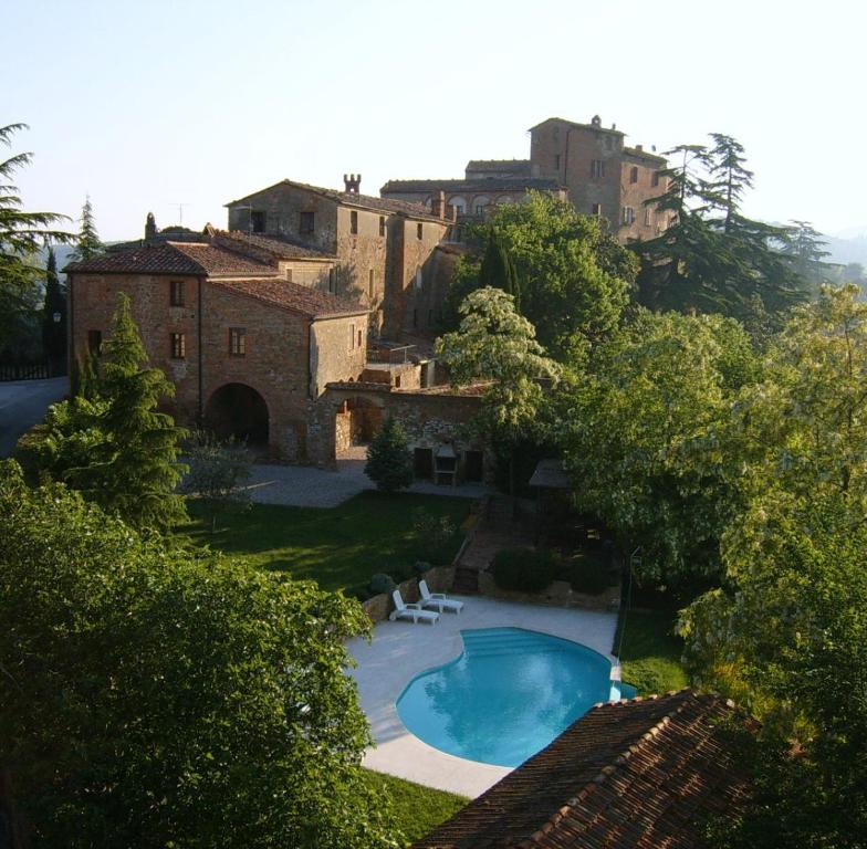Montisi的住宿－Borgo La Grancia，一座带游泳池的房子的图象