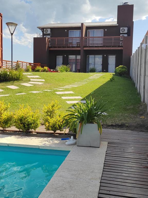 een huis met een zwembad voor een huis bij Duplex familiar con pileta en zona parque in Necochea