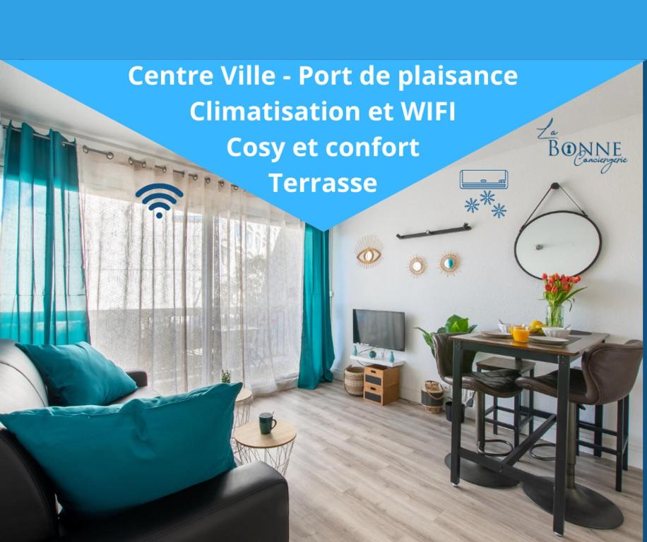 un salon avec une table et un bureau dans l'établissement L'Éden des Vacances * clim * Terrasse * wifi *Port, à La Grande Motte