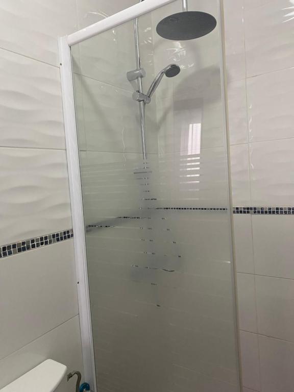 W łazience znajduje się prysznic ze szklanymi drzwiami. w obiekcie Apartamento Callejon del Beso w Sewilli