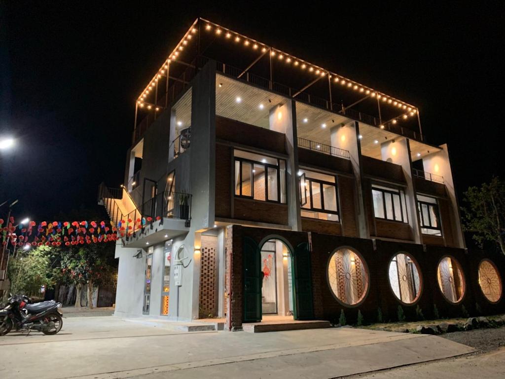 a building with lights on top of it at night at miniHomestay green view - 3 room - 1 fan & 1 AC & 1 AC and bathtub - Ea Kar - Dak Lak in Buôn Mhang