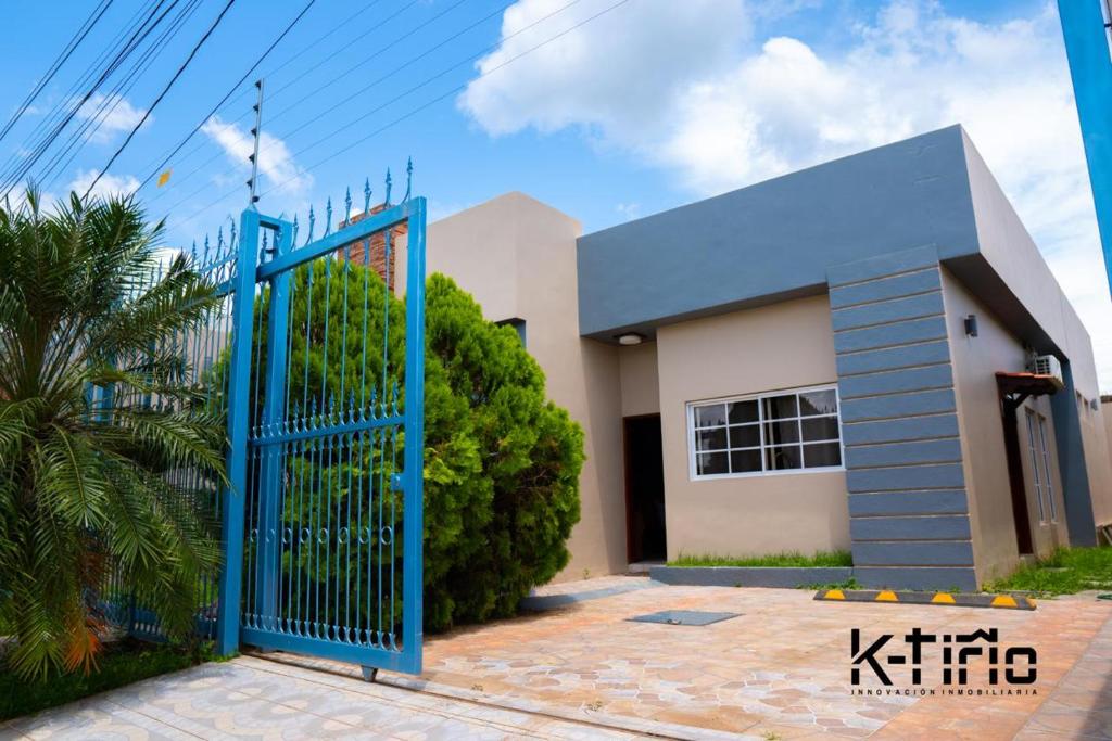um portão azul em frente a uma casa em Cómodo y Seguro em Catacamas