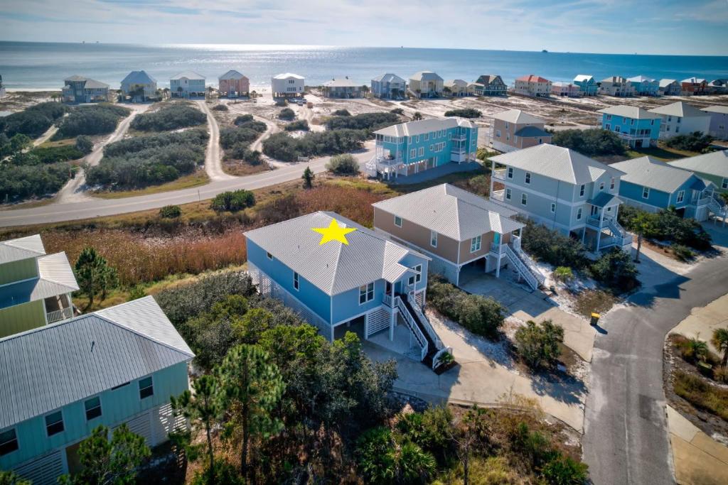 una vista aerea di una casa con una stella gialla sul tetto di Coastal Haven by Vacation Homes Collection a Gulf Shores