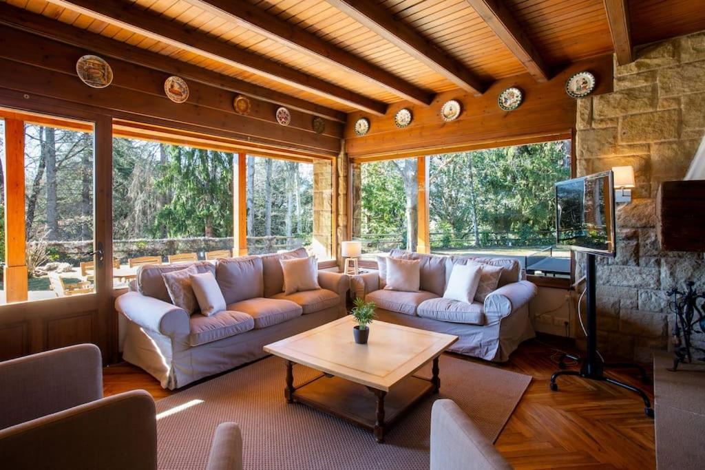 sala de estar con sofás, mesa y TV en Casa con vistas al Parque Natural del Montseny, en Viladrau