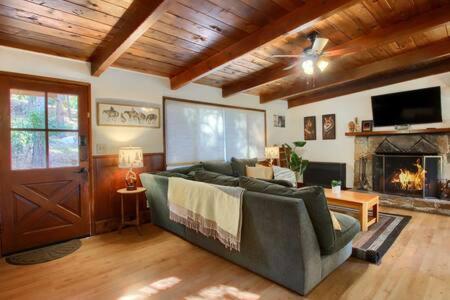 a living room with a couch and a fireplace at Red Door Cottage Fireplace bbq 12 mi to Yosemite in Oakhurst