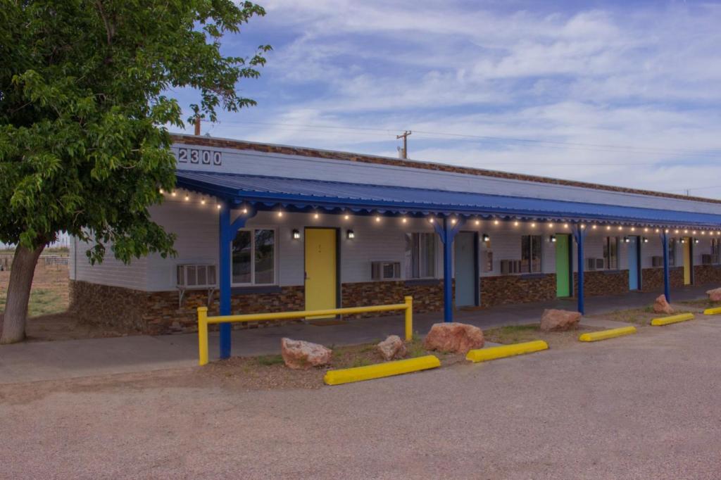 Un edificio con una fila di rocce davanti di Moapa Motel a Moapa