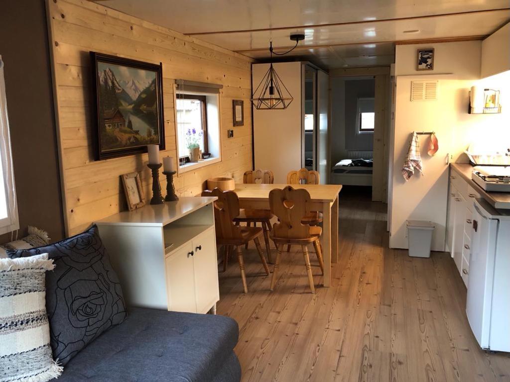 Kuchyň nebo kuchyňský kout v ubytování Mountainview Lodge - Chalet im Zillertal direkt am 5 Sterne Campingplatz Aufenfeld mit Hallenbad und Sauna