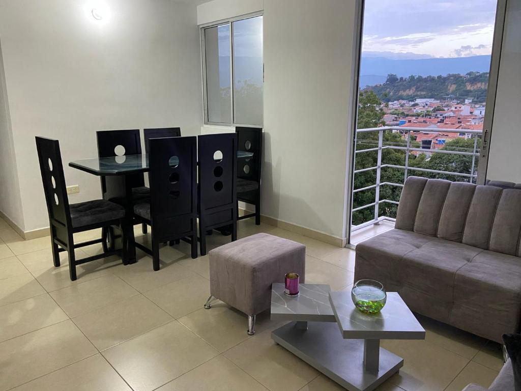 ein Wohnzimmer mit einem Sofa und einem Tisch in der Unterkunft Apartamento en Prados del Este Amplio comodo y equipado in Cúcuta
