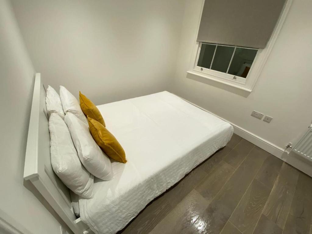 Tempat tidur dalam kamar di Stunning Flat - Close Kings Cross - Free Wi-Fi
