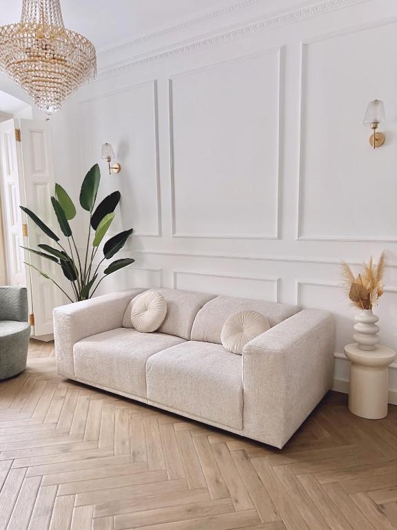 a living room with a couch in a white room at Apartamento Los Burgueses in Teruel