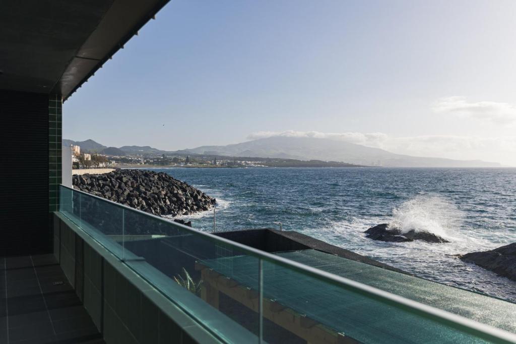een balkon met uitzicht op de oceaan bij WelcomeBuddy - SeaLux Apartment in São Roque
