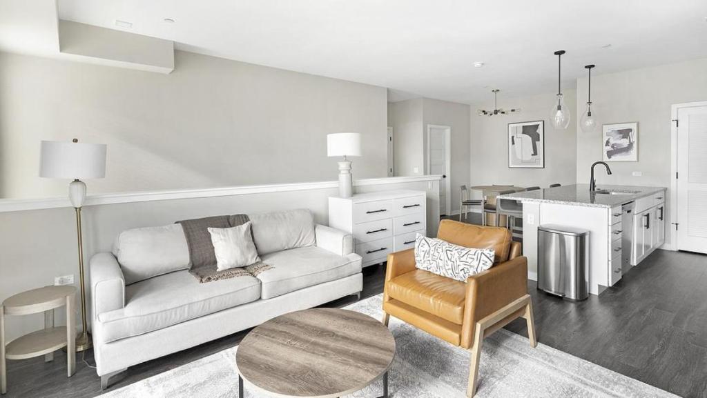 沃倫維爾的住宿－Landing Modern Apartment with Amazing Amenities (ID5350X87)，客厅配有沙发和桌子