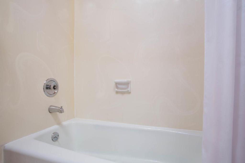 Howard Johnson by Wyndham Brigham City - Habitación Con Cama Grande - No Fumadores