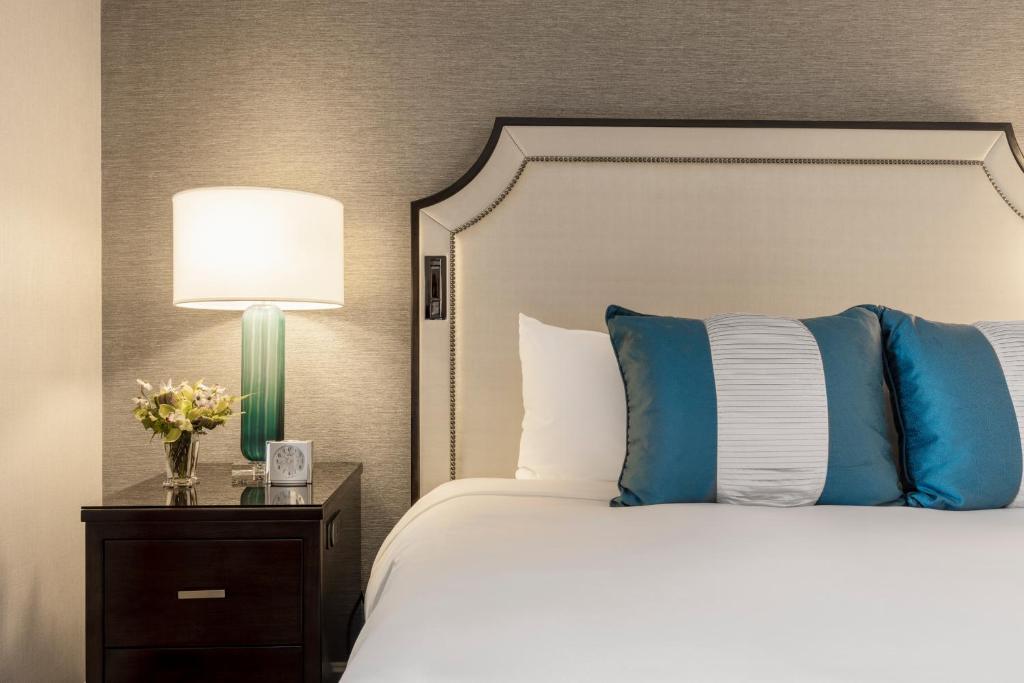 Fairmont Olympic Hotel - Deluxe King Room