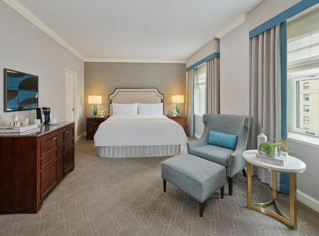 Fairmont Olympic Hotel - Deluxe Corner King Room