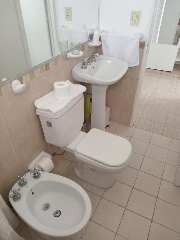 a bathroom with a toilet and a sink at Hermosa y Amplia Casa Familiar en Alta Gracia in Alta Gracia