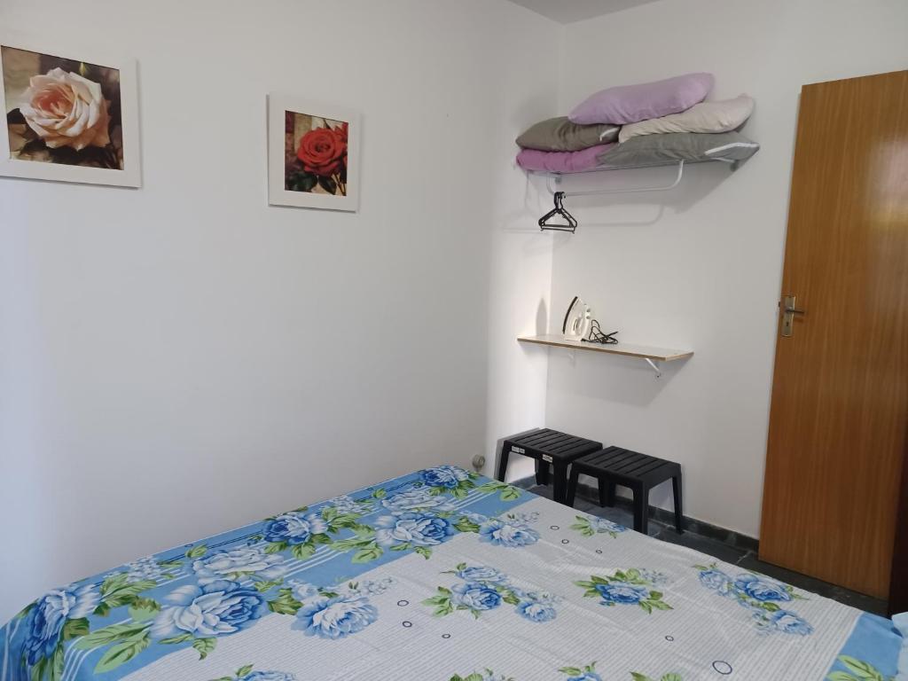 1 dormitorio con 1 cama con edredón azul en PRAIA DO FORTE a 5 Min de carro - PRAIA DAS DUNAS BRAGA a 7 Min a pé - WI FI, en Cabo Frío
