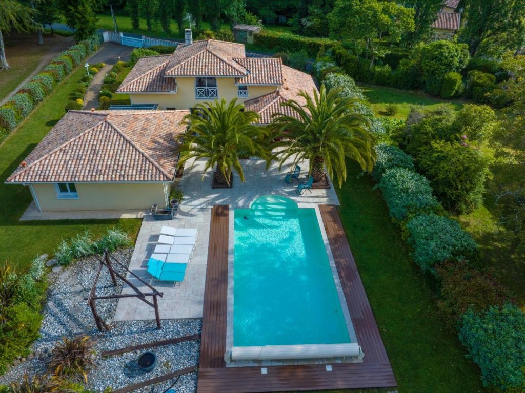 een luchtzicht op een huis met een zwembad bij Villa calme avec piscine entre Pays Basque et Sud Landes in Saint-Martin-de-Seignanx