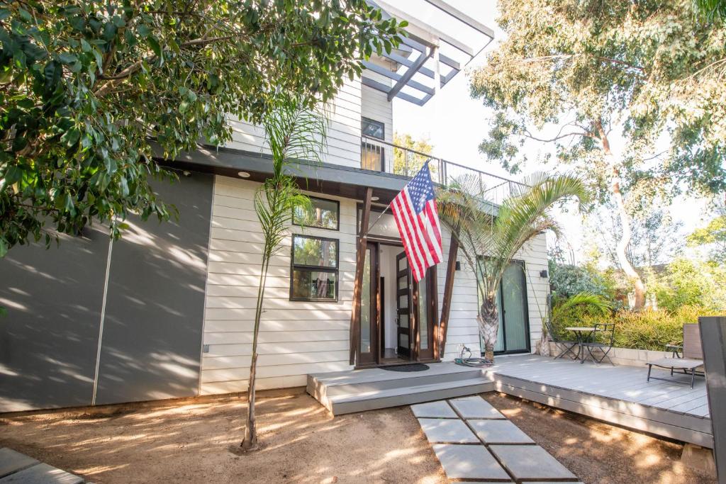 a house with an american flag on the front porch at Venice Beach Gem in Los Angeles