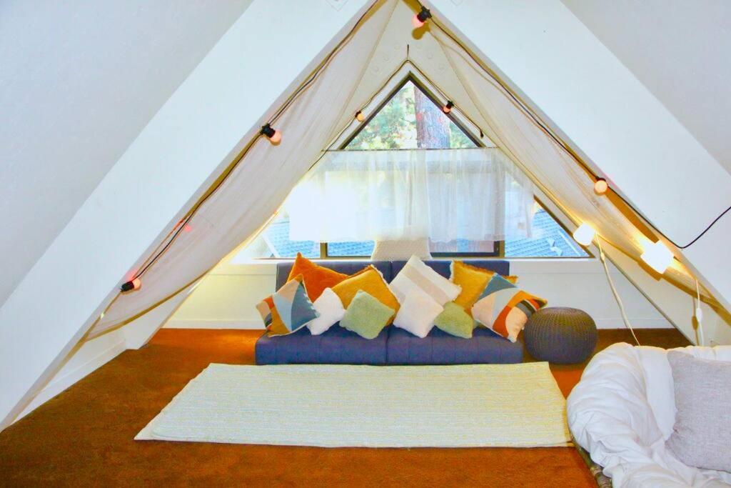Säng eller sängar i ett rum på Cozy & affordable, Spacious Condo by the lake