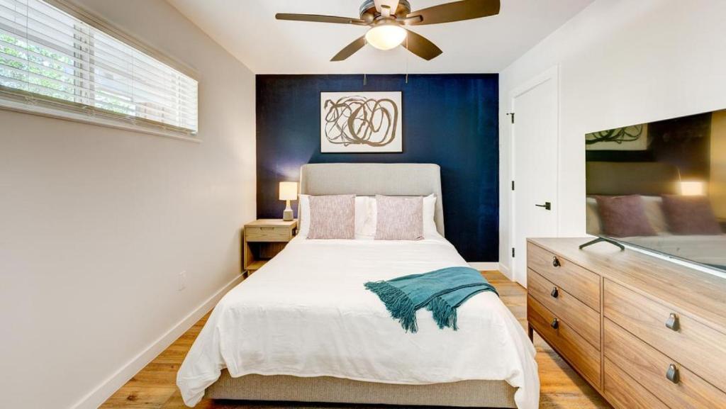 - une chambre avec un lit et un ventilateur de plafond dans l'établissement Landing Modern Apartment with Amazing Amenities (ID7169X22), à Dallas