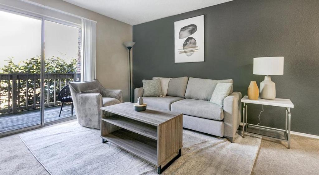 uma sala de estar com um sofá e uma mesa em Landing Modern Apartment with Amazing Amenities (ID7025X65) em Cincinnati