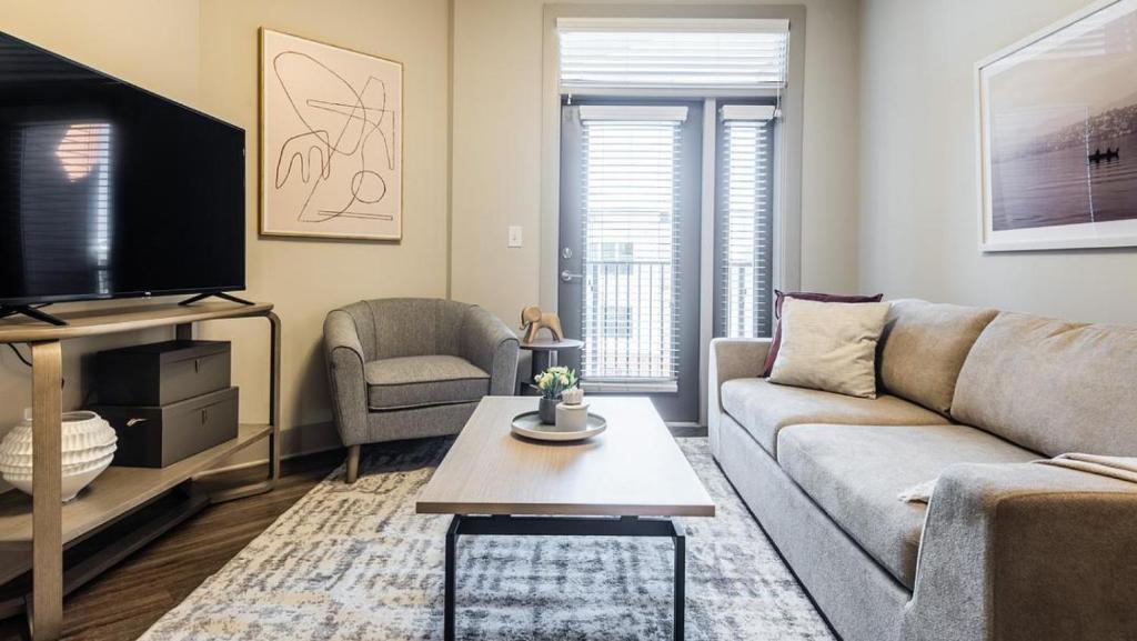 salon z kanapą i telewizorem w obiekcie Landing Modern Apartment with Amazing Amenities (ID8181X74) w mieście Charlotte