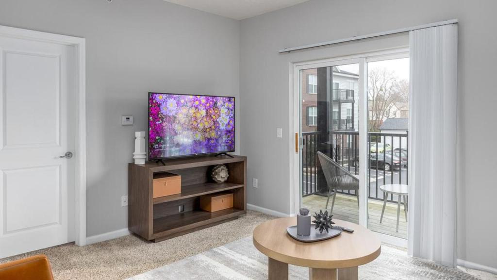 sala de estar con TV de pantalla plana y mesa en Landing Modern Apartment with Amazing Amenities (ID7168X66), en Dublin