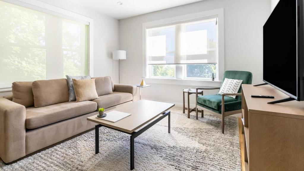 een woonkamer met een bank en een tafel bij Landing Modern Apartment with Amazing Amenities (ID7294X83) in Somerville