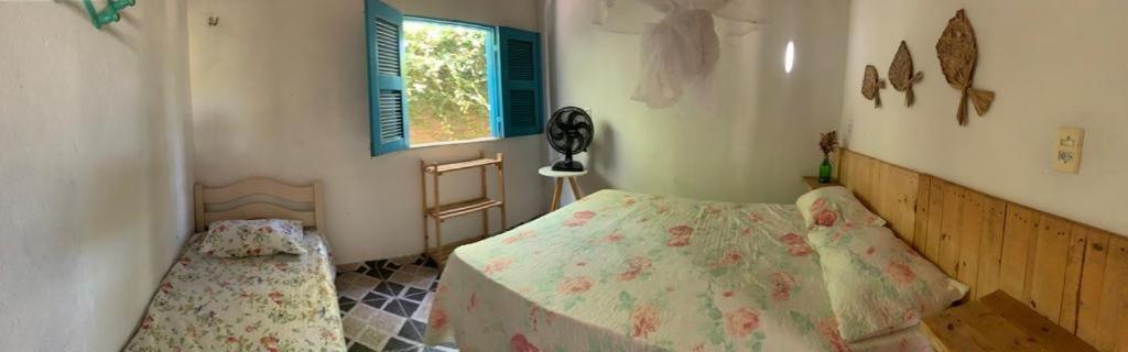 Casa em Mundaú Trairi-Ce في ترايري: غرفة نوم صغيرة بها سرير ونافذة