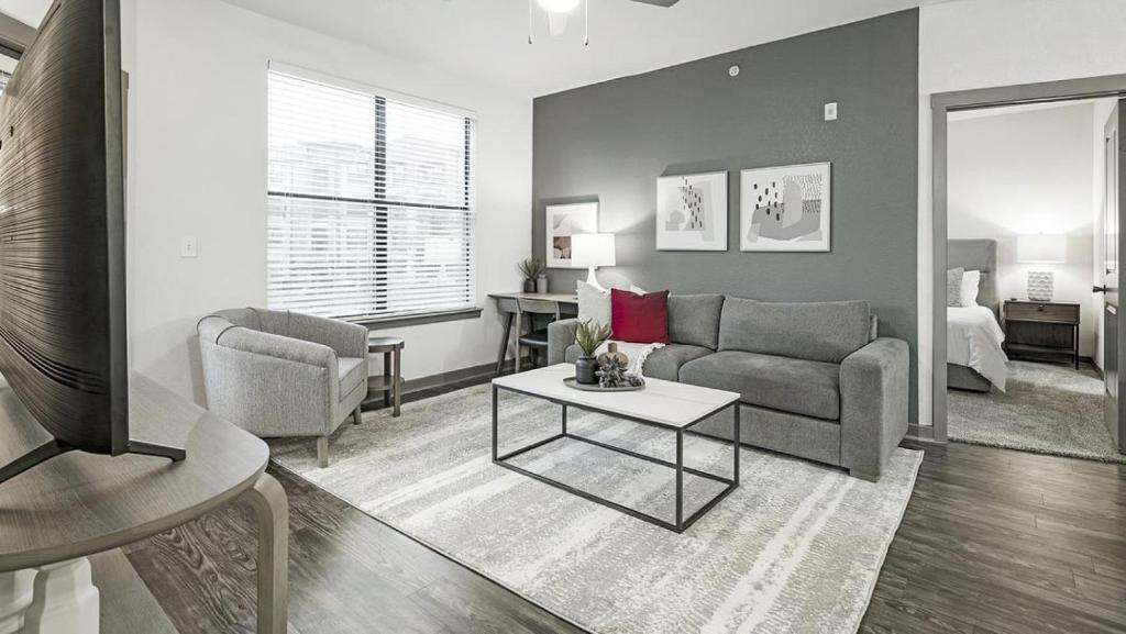 - un salon avec un canapé, une table et une télévision dans l'établissement Landing Modern Apartment with Amazing Amenities (ID1191X124), à San Antonio