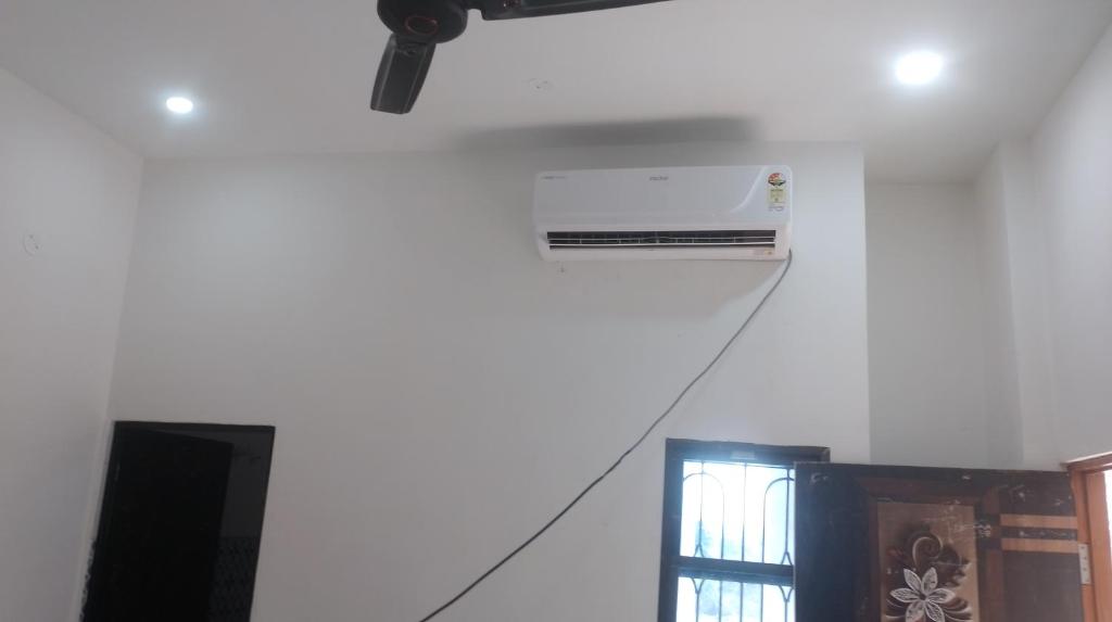 Un climatiseur blanc est installé au plafond. dans l'établissement Hotel Kota kitchen INN and restaurant., à Kota