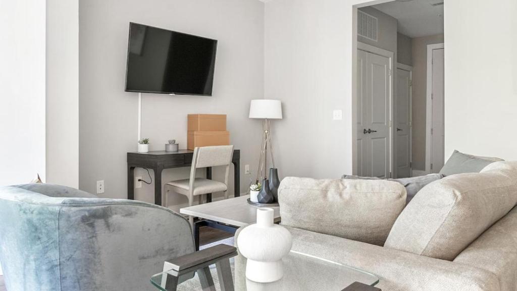 sala de estar con sofá y mesa en Landing Modern Apartment with Amazing Amenities (ID1183X016), en Charlotte