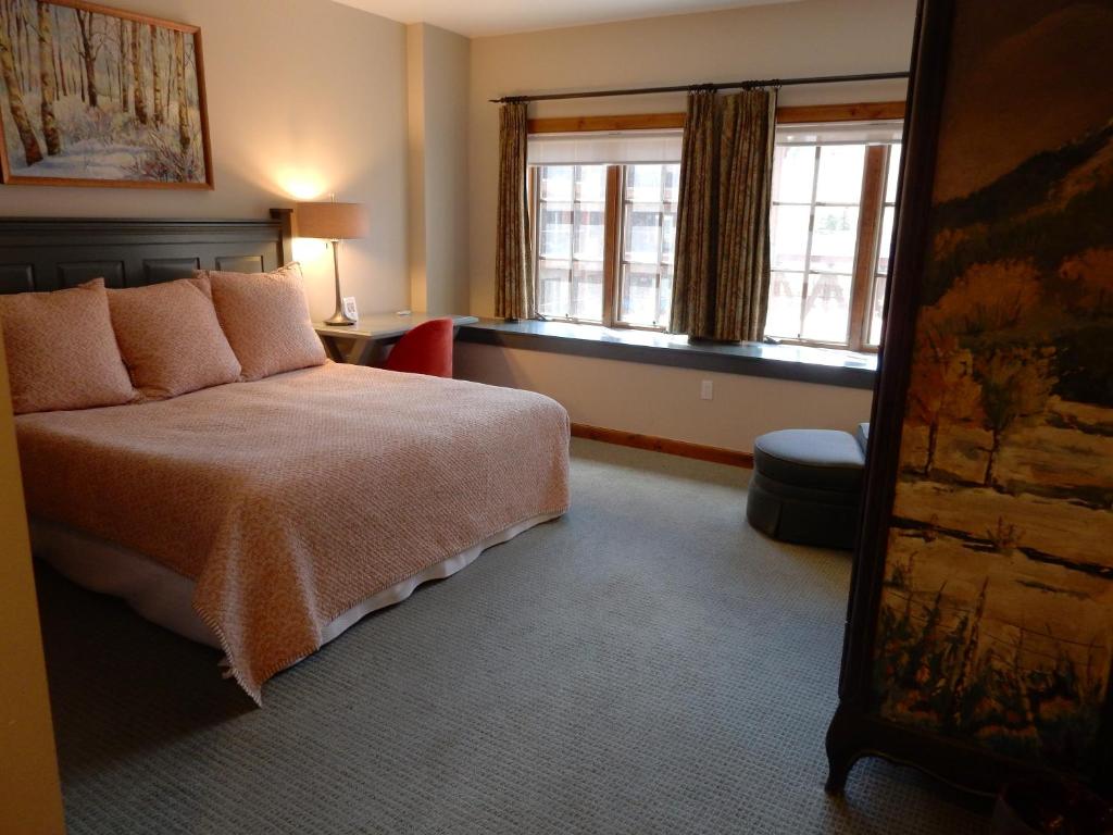 une chambre avec un lit et une fenêtre dans l'établissement Modern King Room in Heart of Mt, Crested Butte Hotel Room, à Crested Butte
