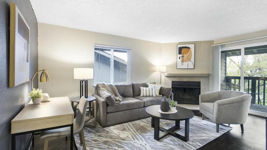 uma sala de estar com um sofá e uma mesa em Landing Modern Apartment with Amazing Amenities (ID8880X29) em Federal Way