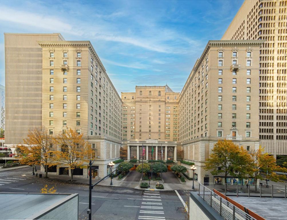 due edifici alti in una città con una strada di Fairmont Olympic Hotel a Seattle