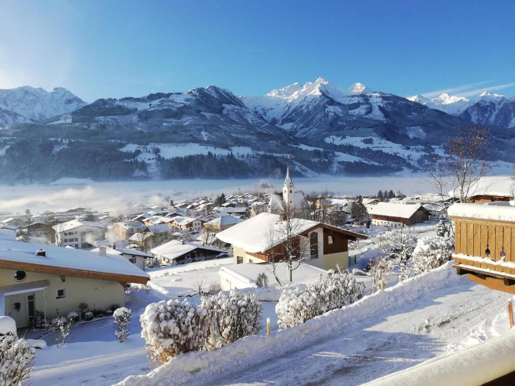 Maiskogelblick في بيسندورف: مدينة مغطاة بالثلج مع جبال في الخلفية