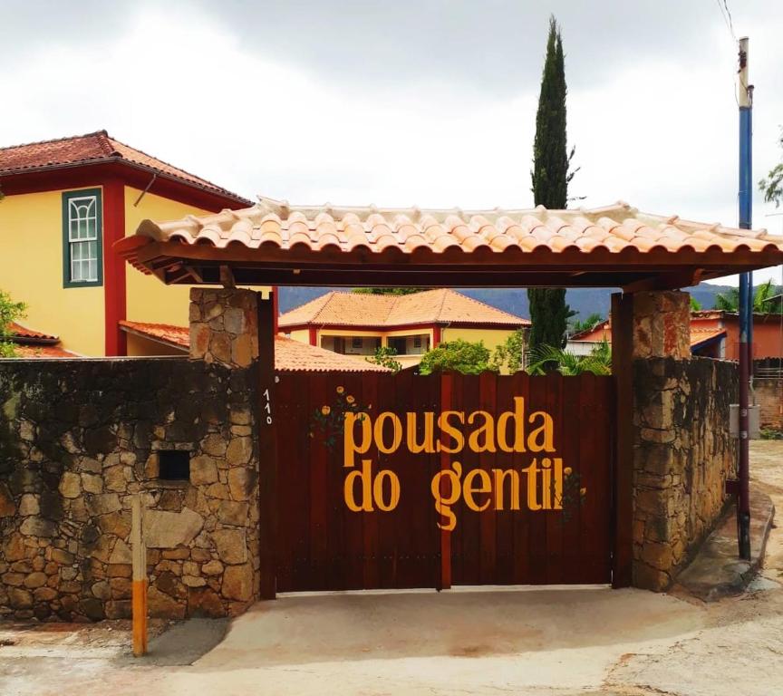 a gate with a sign that says possada do gemelli at Pousada do Gentil in Tiradentes