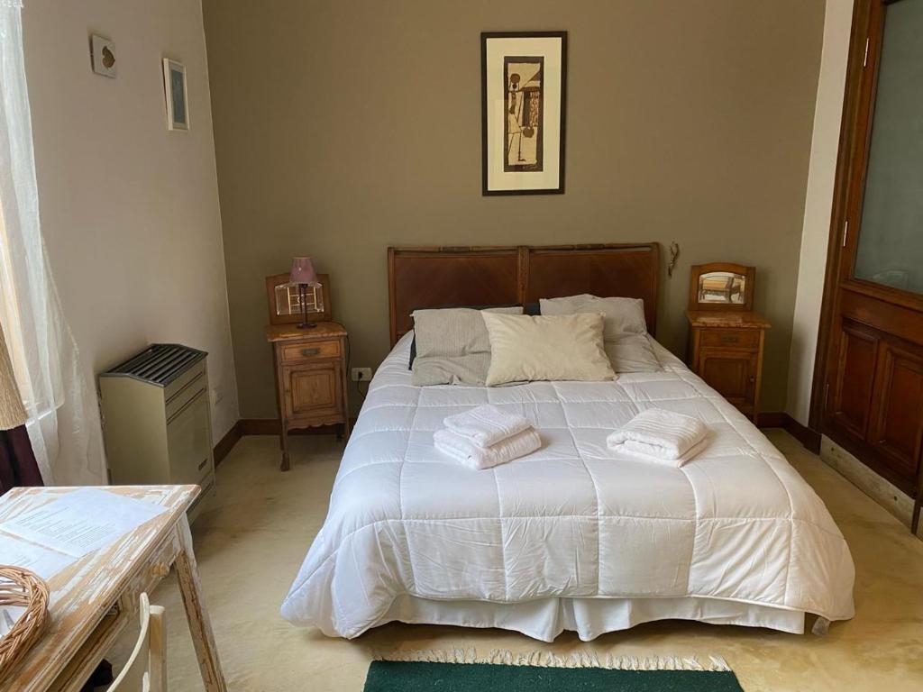 une chambre avec un lit avec deux serviettes dessus dans l'établissement La Casona de Blanca, à Balcarce