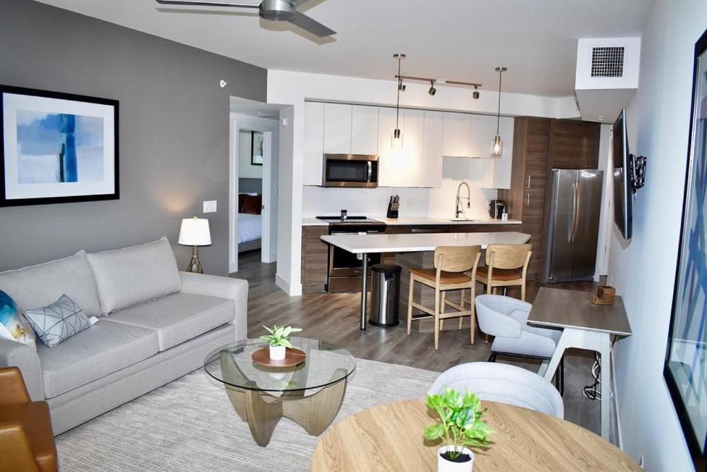 Il comprend un salon et une cuisine avec un canapé et une table. dans l'établissement Landing Modern Apartment with Amazing Amenities (ID2666X16), à Fort Lauderdale