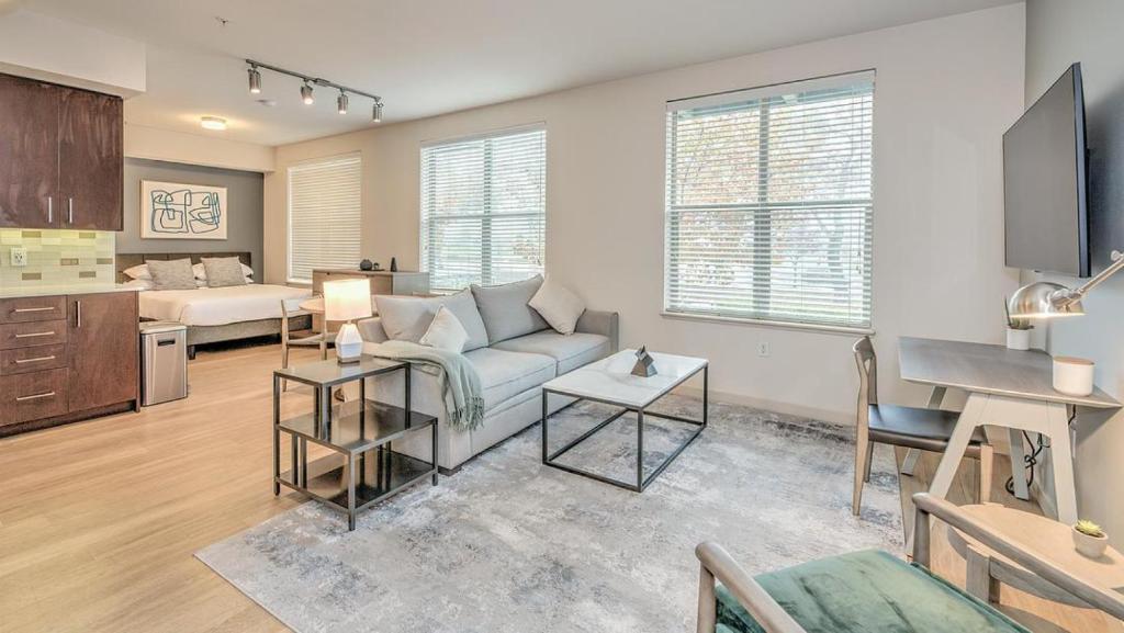 sala de estar con sofá y mesa en Landing Modern Apartment with Amazing Amenities (ID6801) en West Sacramento