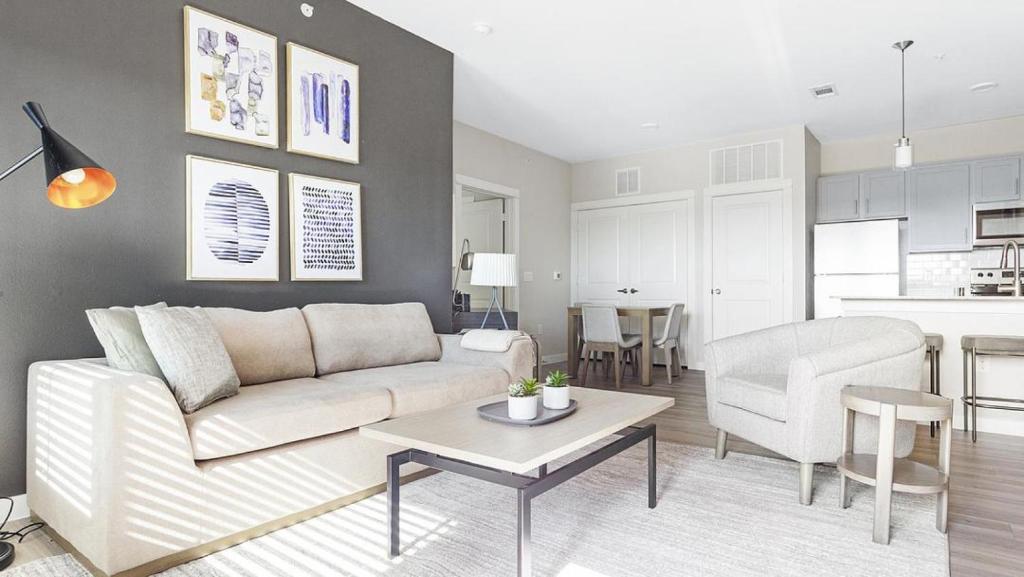 een woonkamer met een witte bank en een tafel bij Landing Modern Apartment with Amazing Amenities (ID1206X872) in San Marcos