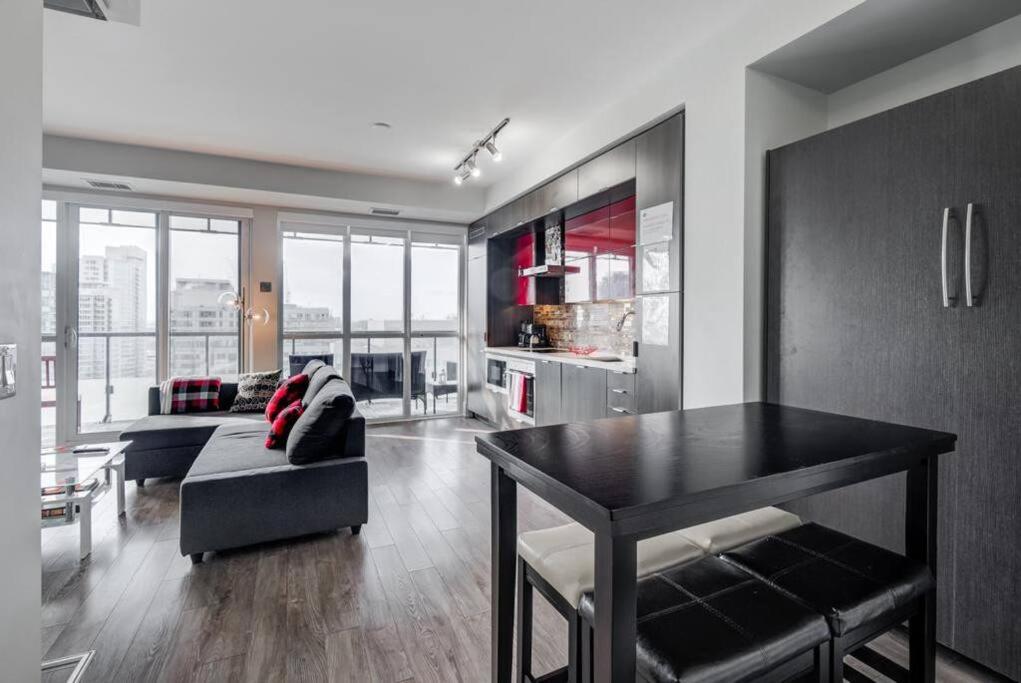 ein Wohnzimmer mit einem Sofa und einem Tisch in der Unterkunft CN lovers in Toronto