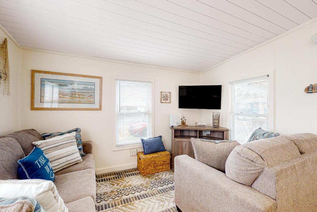 ein Wohnzimmer mit 2 Sofas und einem Flachbild-TV in der Unterkunft The Gull's Nest at Isle of Wight in Ocean City